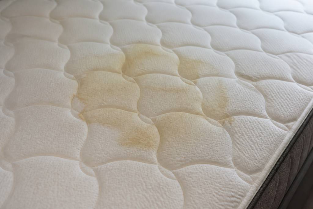 Auréole sur matelas : causes, solutions et conseils pour l’enlever