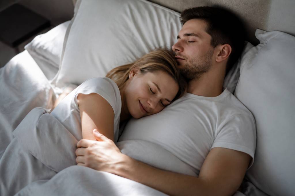 Position couple amoureux dormir : les meilleures positions pour bien dormir à deux