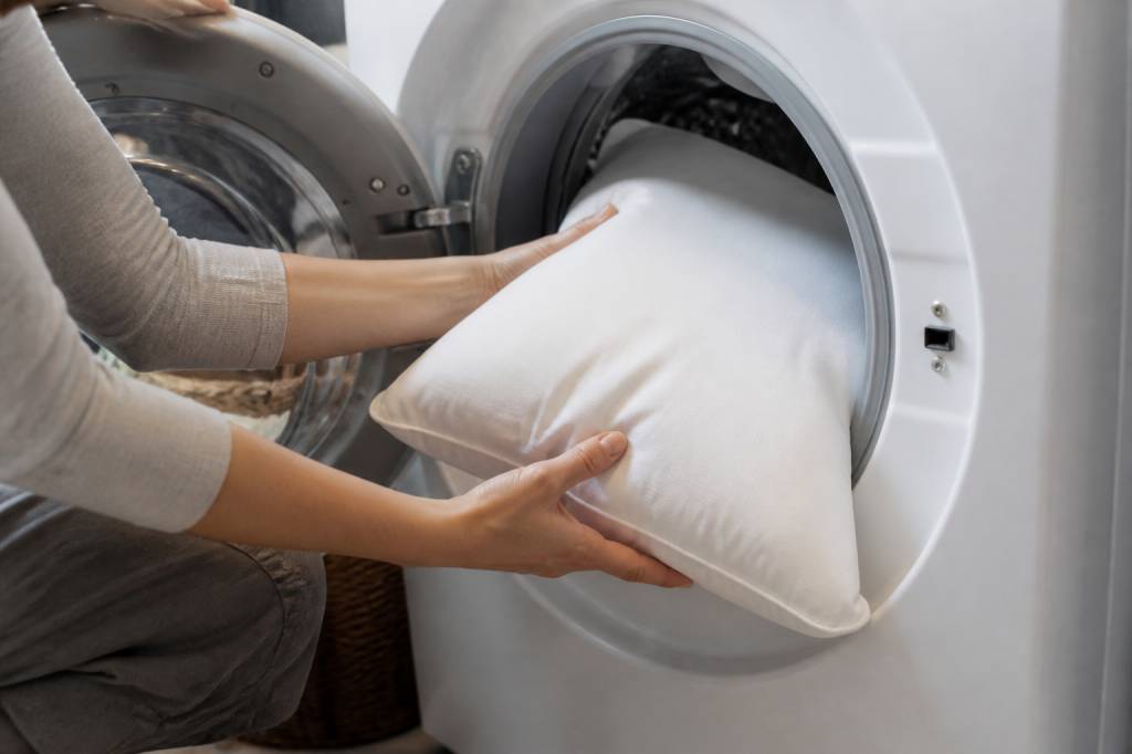 Laver coussins machine : les bonnes pratiques pour nettoyer ses coussins en toute sécurité
