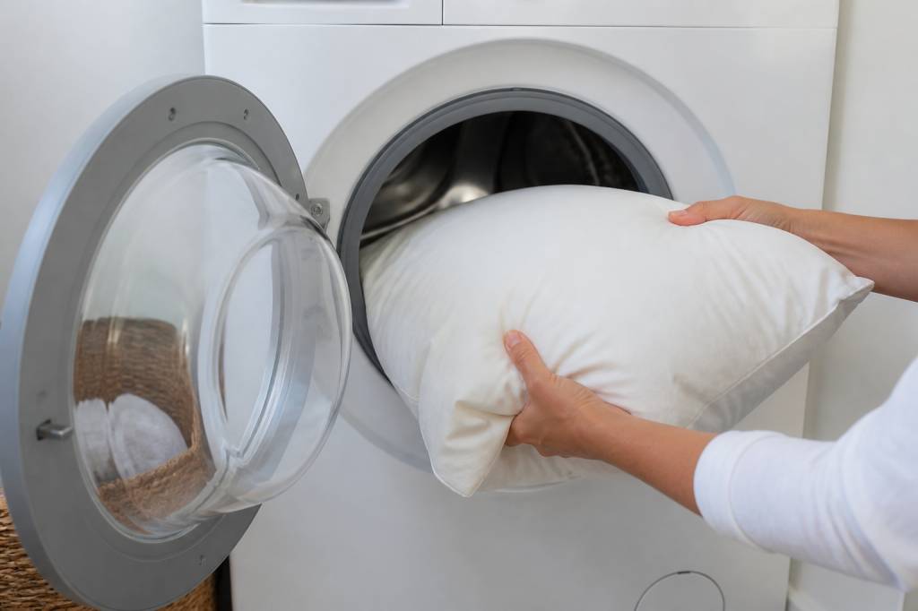 Laver coussin en machine : méthode pour nettoyer un coussin sans l’abîmer