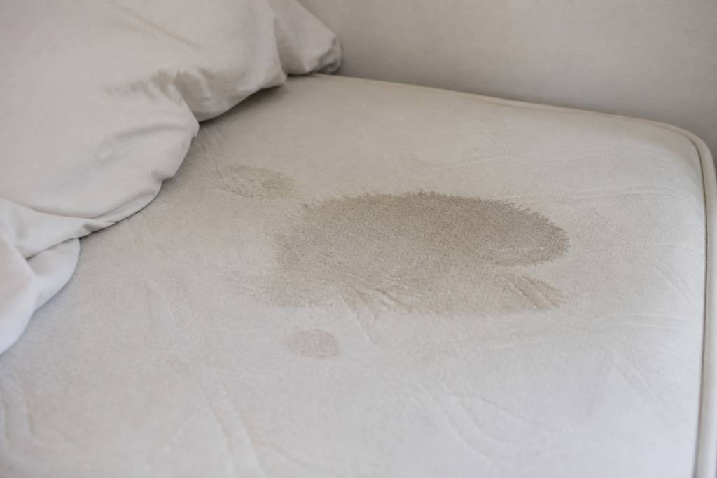 Matelas humide : causes, solutions et prévention pour mieux dormir