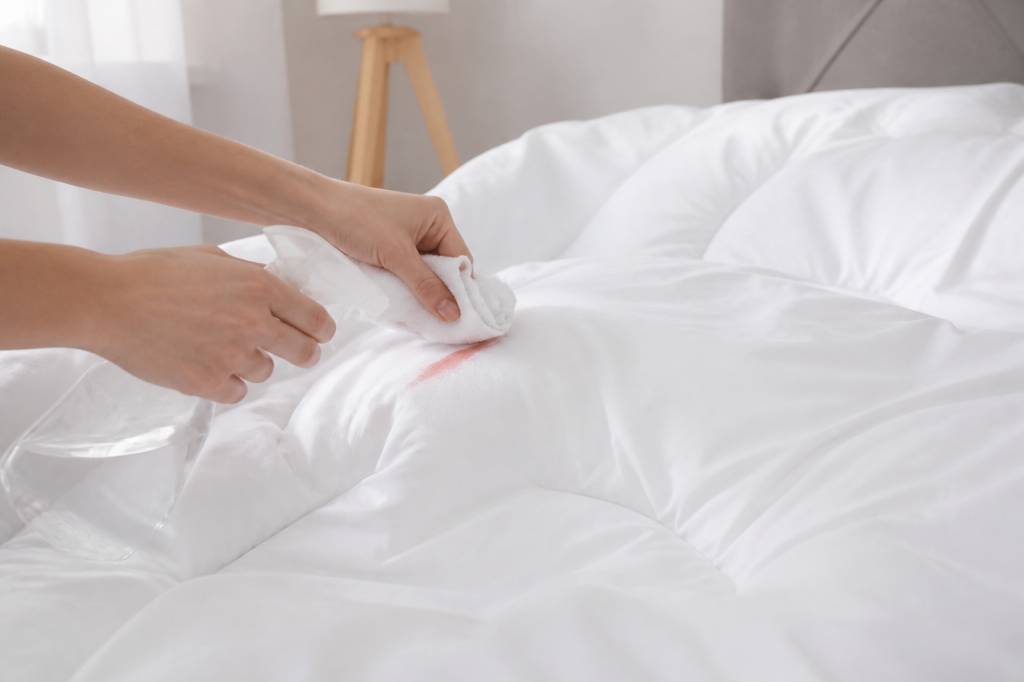 Comment enlever des taches de sang sur une couette ? nos conseils efficaces