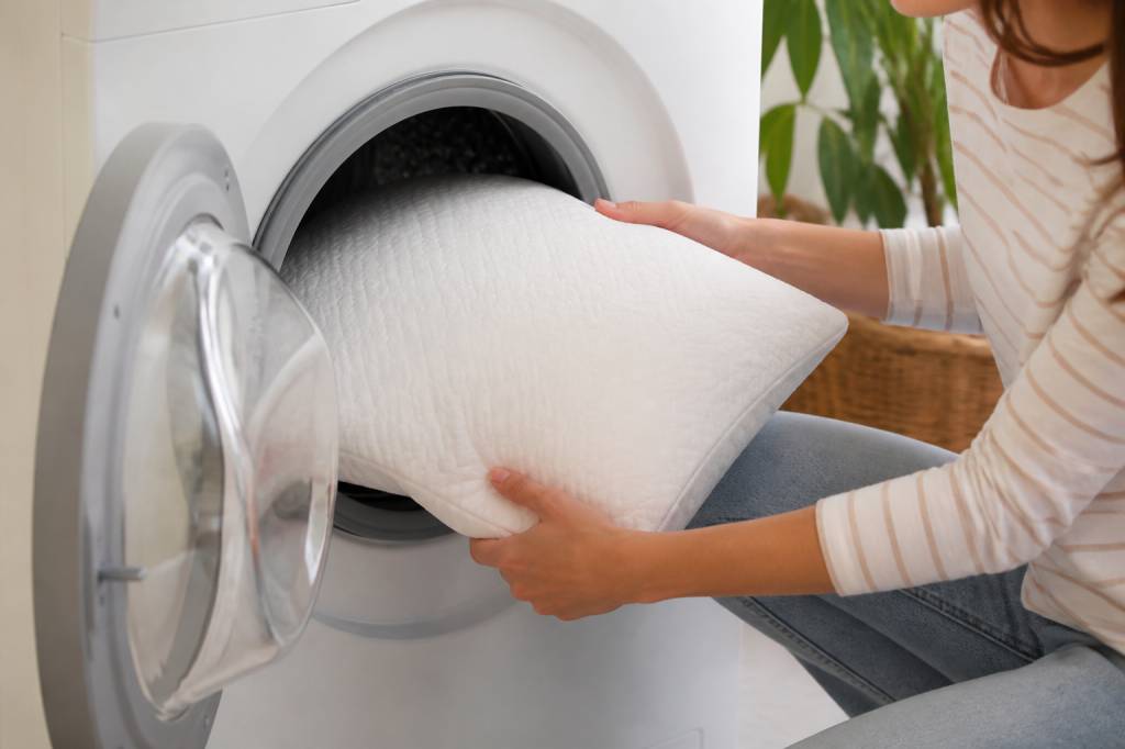 Lavage oreiller memoire de forme : les bonnes méthodes pour le nettoyer sans l’abîmer